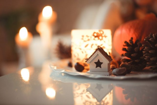 テーブルに飾られたキャンドルとクリスマスの飾り