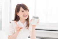 電卓を持つ女性