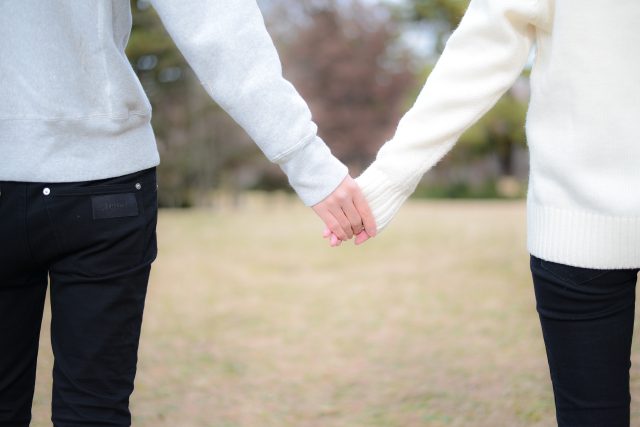 手をつなぐ二人
